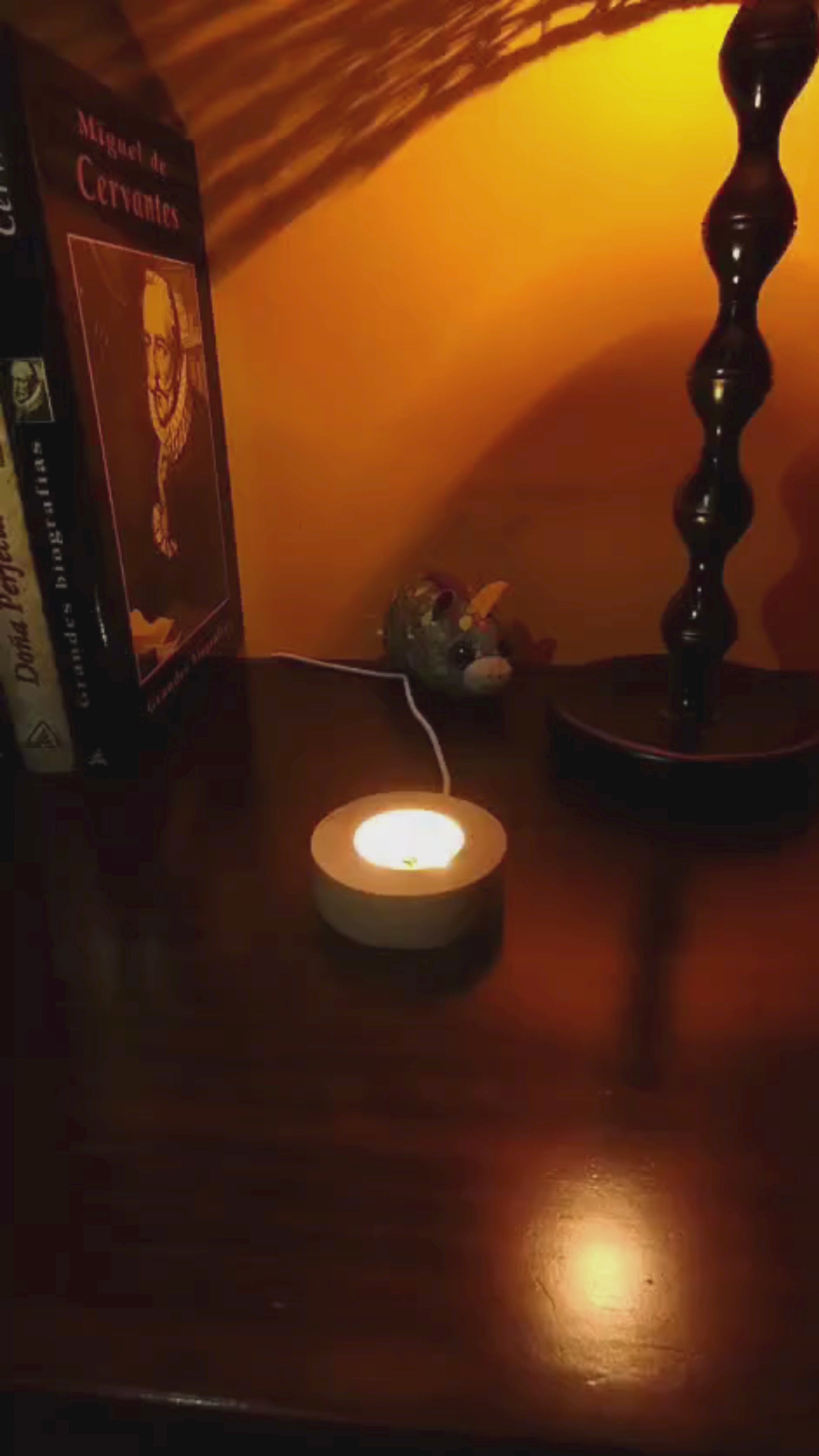 Cargar video: Lámpara LED 3D de cristal con diseño de Stitch, ideal como luz de noche decorativa.
